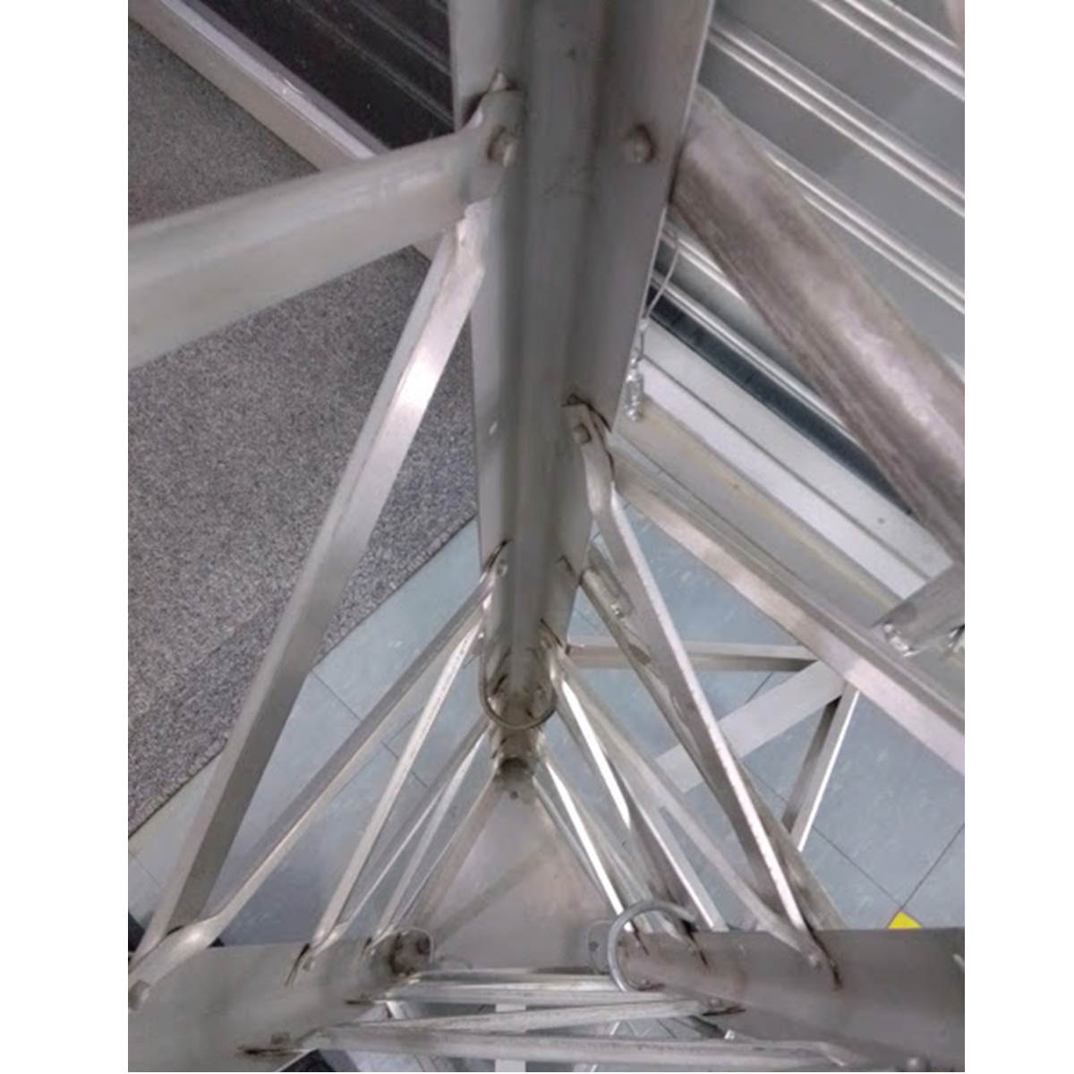 Tramo de torre ventada de aluminio