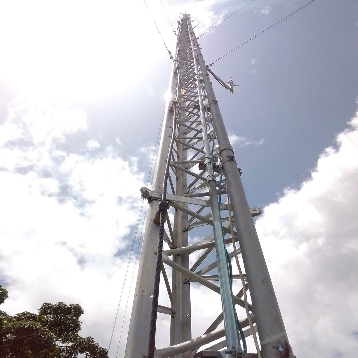 Torre ventada de aluminio triangular