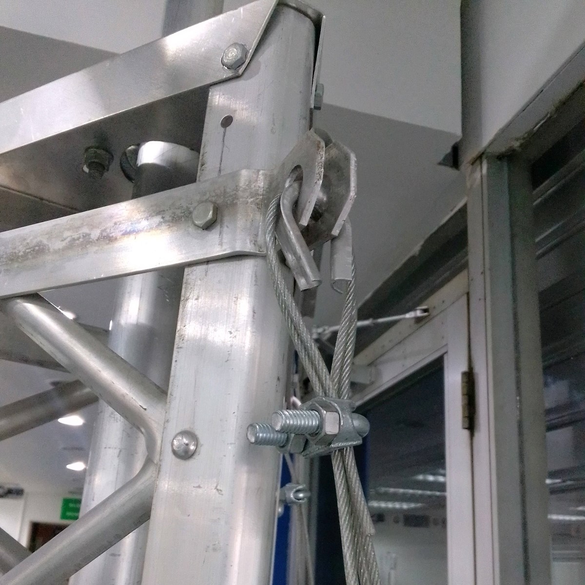 Soporte de vientos para torre ventada